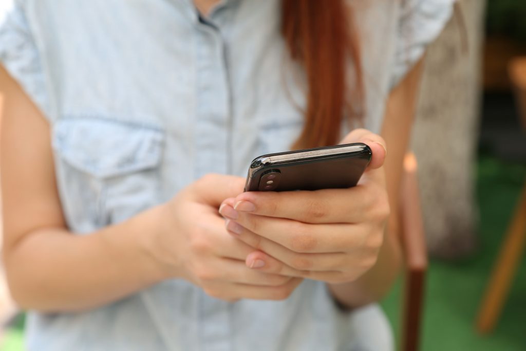 Humanising eCommerce: How in-store staff can enrich online conversations Humanising eCommerce: How in-store staff can enrich online conversations